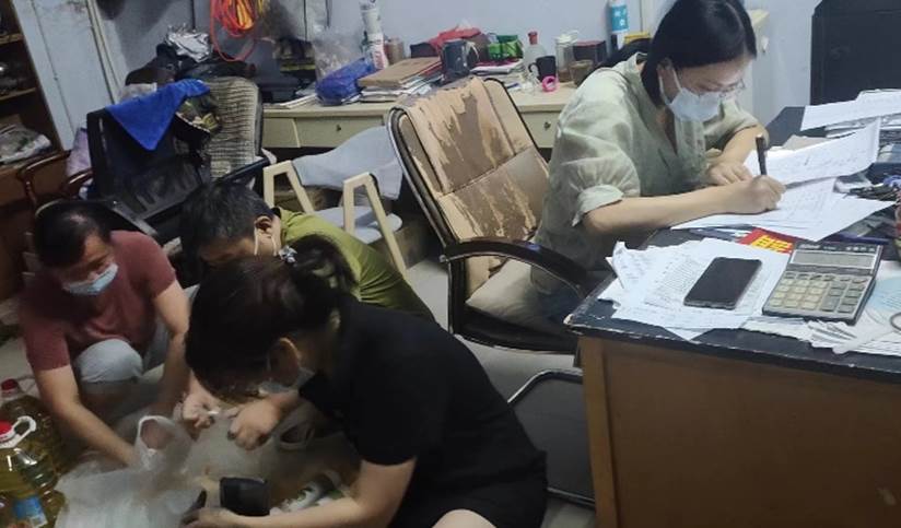 图片包含 室内, 桌子, 狗, 电脑描述已自动生成